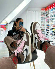 Charger l'image dans la galerie, Jordan 1 High Travis Scott
