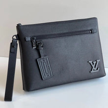 Load image into Gallery viewer, Pochette Louis Vuitton
