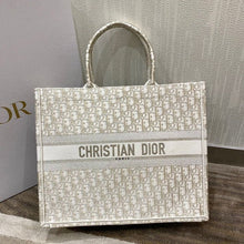 Load image into Gallery viewer, Cabas Dior
