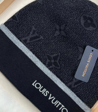 Charger l&#39;image dans la galerie, Coffret Bonnet &amp; Écharpe Louis Vuitton

