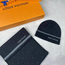 Charger l&#39;image dans la galerie, Coffret Bonnet &amp; Écharpe Louis Vuitton
