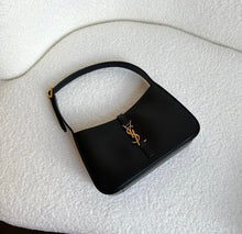 Charger l&#39;image dans la galerie, Sac Yves Saint Laurent Hobo
