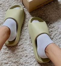 Charger l&#39;image dans la galerie, Yeezy Slide Resin
