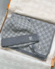 Charger l&#39;image dans la galerie, Coffret Bonnet &amp; Écharpe Louis Vuitton
